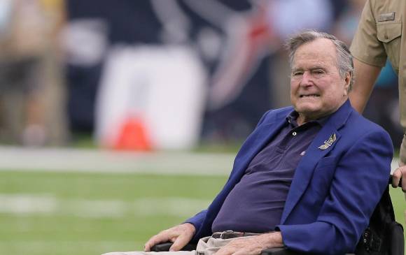 Una de las más recientes fotos que se conocen de Bush padre, quien cumplió 92 años. FOTO AFP