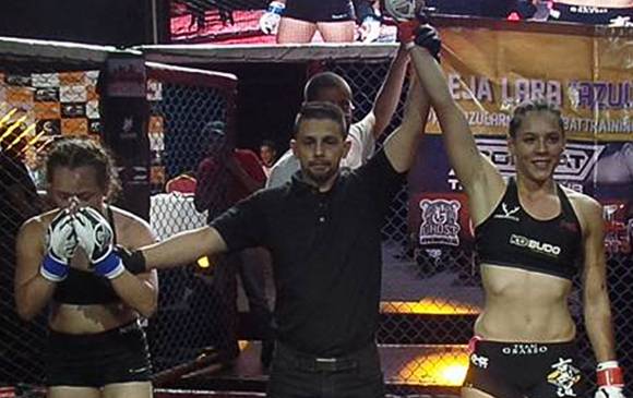 Azul (derecha) fue clara dominadora ante Lina Franco. La paisa se traza más retos. FOTO mma war colombia vs the world