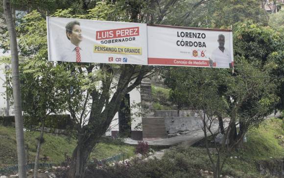 El gobernador de Antioquia ha dicho en varias ocasiones que llegó a su cargo sin poner vallas, pero algunos candidatos que lo apoyaron aún no retiran sus avisos. FOTOs Julio César Herrera.