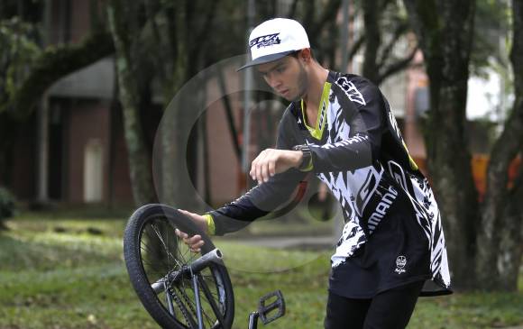 La bicicleta es la gran amiga de Steven Castañeda, un reconocido deportista del flatland que se encarga de coordinar dicha prueba en el Clásico EL COLOMBIANO. FOTO juan antonio sánchez