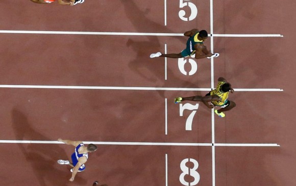 Fácil ganó Bolt por el carril 7 en semifinal de 200. FOTO reuters