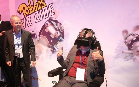 Steven Spielberg jugando Rabbids VR Ride. FOTO AP