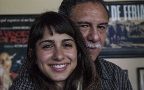 Víctor Gaviria y su hija Mercedes trabajaron en La mujer del animal, la más reciente producción del cineasta. Ella trabaja en una película de montaje, La niña, que cuenta su relación. FOTO jaime pérez