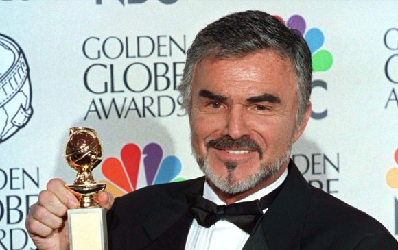 Burt Reynolds después de recibir el premio Globo de Oro a Mejor Actor de Reparto por la película Boogie Nights en 1997. FOTO: REUTERS.