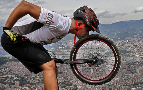 Javier Zapata, ya en la cima del Pan de Azúcar, donde ayer cumplió otra de sus hazañas. FOTO Henry Agudelo