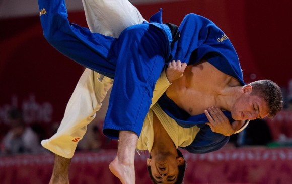 El ruso Abrek Naguchev y el español Javier Pena Insausti, en uno de los combates de la final de judo mixto en Buenos Aires. El colombiano Juan Felipe Montealegre (recuadro) fue segundo FOTOs efe y coc