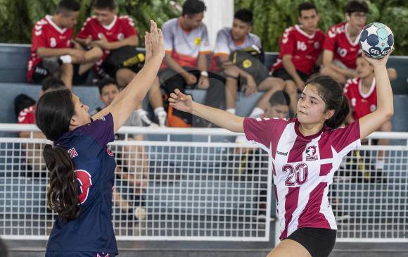 Lucía Mariana Fernández (der.) en el juego en el que Arequipa le ganó 12-5 al Corazonista B. FOTO Jaime Pérez