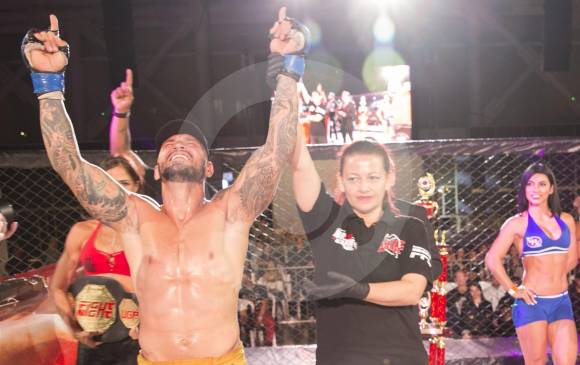 Estas son imágenes del Expofitness Fight Night 2017 con el festejo final de Jon Zárate. FOTO Archivo edwin bustamante