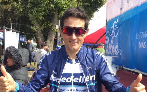 Óscar Sevilla celebra el triunfo en el prólogo de la Vuelta a Chiloe. FOTO CORTESÍA INDER MEDELLIN