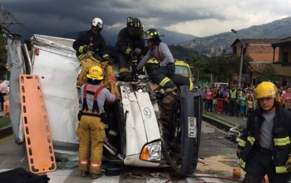 Una persona atrapada y varios heridos dejó un accidente que se presentó en la tarde de este miércoles cerca a la estación Hospital del Metro. FOTO CORTESÍA