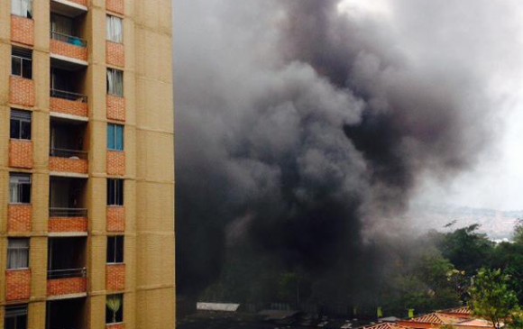 Una gran columna de humo produjo temor entre los residentes del sector. En el hecho no se presentaron heridos. FOTO CORTESÍA