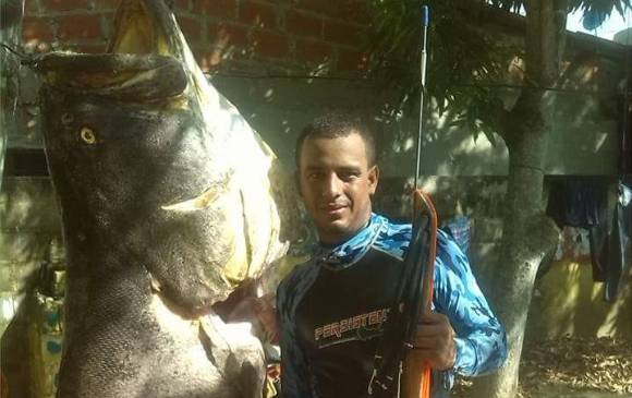 Buzos pescaron mero de 150 kilos en aguas de Puerto Colombia