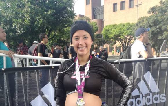 Gabriela Fernández Galindo exhibiendo su medalla, tras correr, embarazada, los 10 kilómetros en Medellín. FOTOs el colombiano 