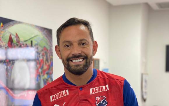 En la imagen se ve al jugador uruguayo Matías Mier con la camiseta del Poderoso. FOTO TOMADA TWITTER @10SportsCo