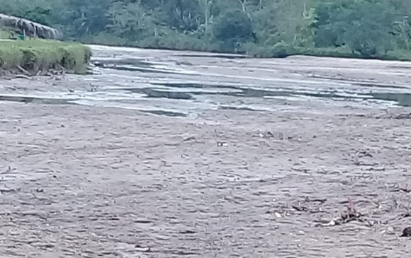 El sedimento de la ciénaga la Legiada provocó que el caudal del río Murindó se desplazara, dejando sin acceso al agua e incomunicadas a más de 1.200 personas. Foto: Cortesía. 