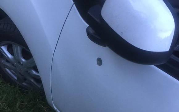 Vehículo mpactado en la misma zona de la Avenida El Poblado. FOTO FACEBOOK - JHONAN ZULETA 