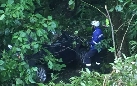 La conductora y el vehículo terminaron en un pequeño abismo. FOTO CORTESÍA