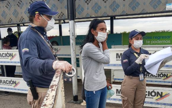 Momento en el que la mujer fue entregada a las autoridades de Venezuela. FOTO CORTESÍA