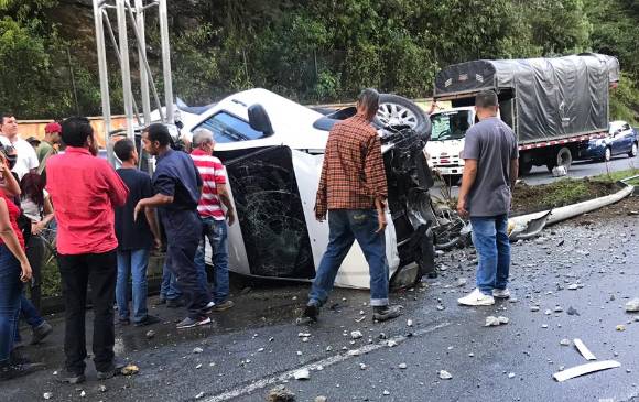 Accidente en la calzada de descenso de Las Palmas, en Envigado. FOTO CORTESÍA GUARDIANES DE ANTIOQUIA