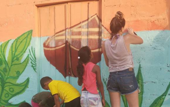 Hay artistas que se han involucrado en la elaboración de los murales. La comunidad juega un papel muy importante en el proceso de pintar las fachadas de sus casas. FOTO cortesía