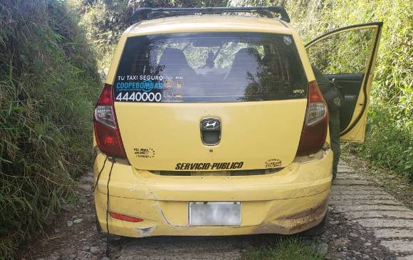 Este fue el taxi donde la Policía halló herido al conductor del mismo, herido con arma blanca, lo que le ocasionó la muerte. FOTO CORTESÍA GUARDIANES DE ANTIOQUIA