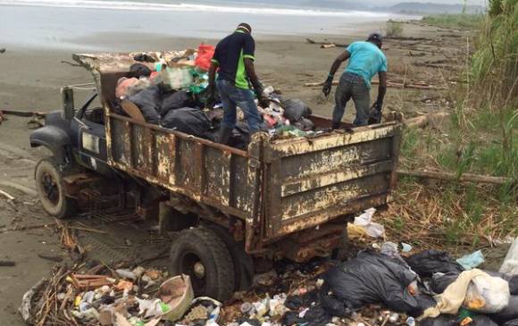 Nuquí, de paraíso natural a botadero de basura
