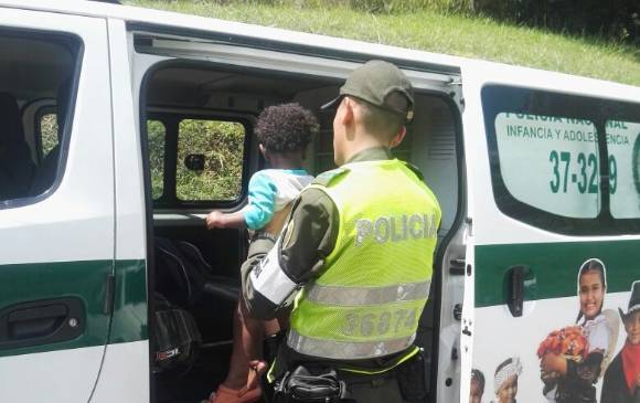 La Policía de Infancia y Adolescencia en el momento del rescate de los niños hallados en un caño. FOTO cortesía policía