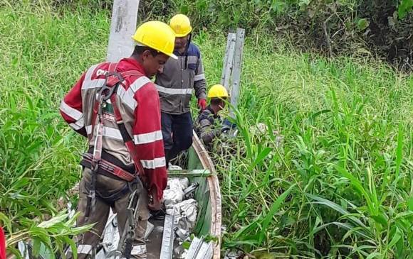 En condiciones muy adversas se trabaja para llevar la energía a Vigía y Murindó. FOTO Cortesía Gobernación de antioquia