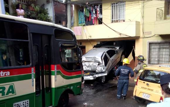 En el accidente se vieron implicados un bus, un carro particular, un taxi y una moto. FOTO CORTESÍA GUARDIANES ANTIOQUIA