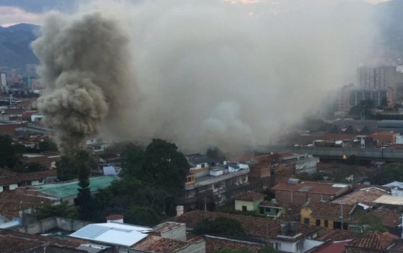 En Twitter los ciudadanos reportaron el incendio en el centro de Medellín. FOTO Ana Maria Salazar ‏@AnaMSala 