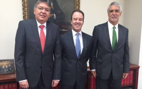 El ministro de Hacienda, Mauricio Cárdenas, nombró este lunes al antioqueño Andrés Escobar como nuevo gerente del Metro de Bogotá. FOTO CORTESÍA