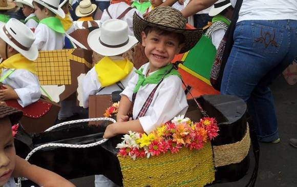 El evento principal de la Feria de las Flores en San Cristóbal es el Desfile de arrieritos, este miércoles. Los niños desfilan por el pueblo. FOTO cortesía corregimiento de san cristóbal