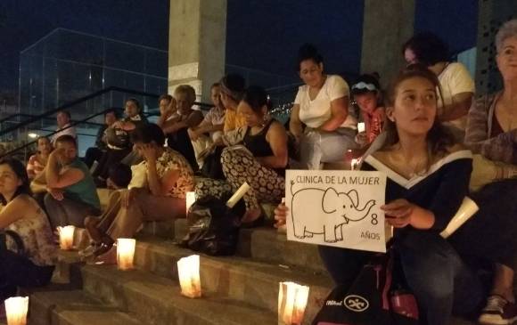 Las mujeres se reunieron en la entrada de la obra. FOTO CORTESÍA