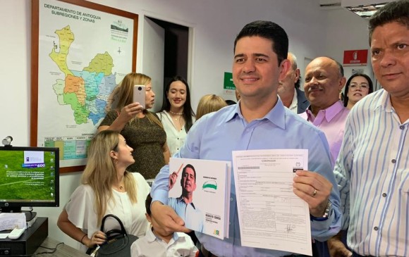 El ahora candidato, Rodolfo Correa, acudió a la Registraduría con su familia y parte de su equipo de trabajo. FOTO cortesía
