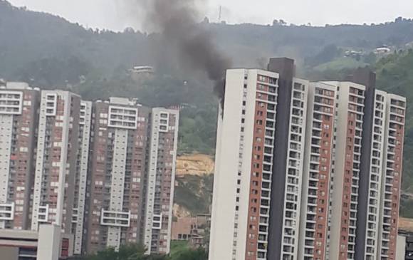 El incendio se presentó en una unidad residencial. Foto Twitter @camilorz01