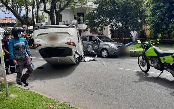 Tras la colisión de los vehículos, uno de estos se volcó totalmente, informó la Secretaría de Movilidad de Medellín. FOTO CORTESÍA GUARDIANES ANTIOQUIA