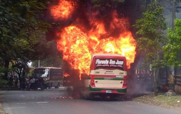 Bus de la empresa Coonatra quemado en el barrio Calasanz de Medellín. FOTO CORTESÍA GUARDIANES ANTIOQUIA