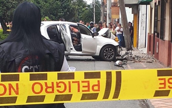 El carro de la víctima terminó estrellándose contra un poste en el barrio San José, en Envigado. FOTO CORTESÍA GUARDIANES DE ANTIOQUIA