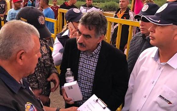 En el centro, el asesor venezolano Carlos Manuel Pino en el momento de su deportación ayer a Venezuela. FOTO colprensa