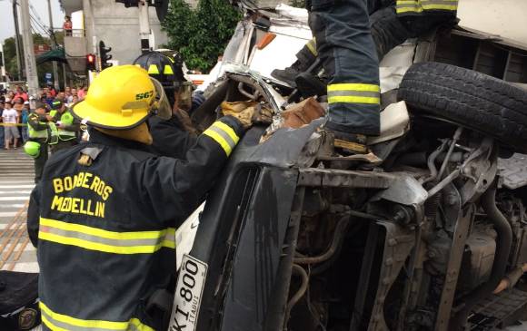 Una persona atrapada y varios heridos dejó un accidente que se presentó en la tarde de este miércoles cerca a la estación Hospital del Metro. FOTO CORTESÍA