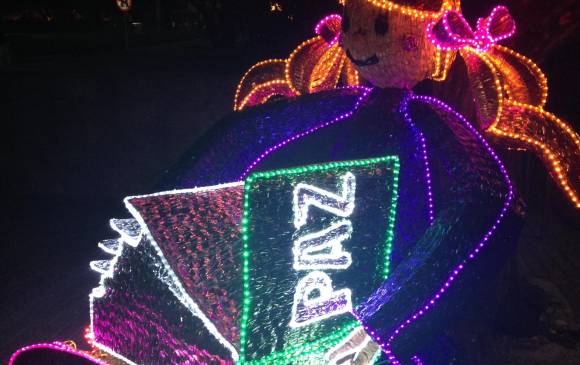 En el Parque de los Pies Descalzos el personaje principal de la historia, una niña llamada Paloma, recibe a todo el que quiera entrar. 