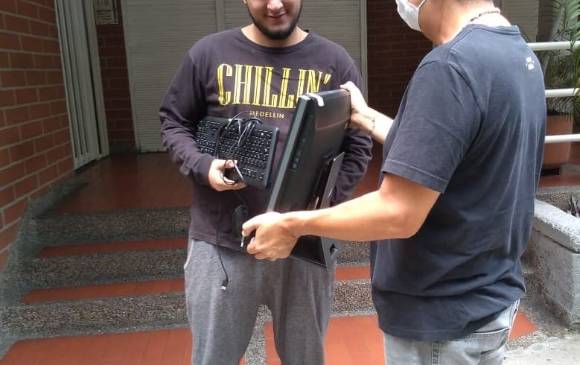 Hasta las residencias de los estudiantes les llevan los equipos y, a los que requieran, les instalan internet. FOTO CORTESÍA