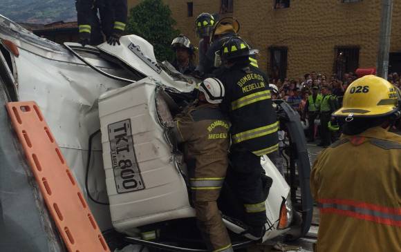 Una persona atrapada y varios heridos dejó un accidente que se presentó en la tarde de este miércoles cerca a la estación Hospital del Metro. FOTO CORTESÍA