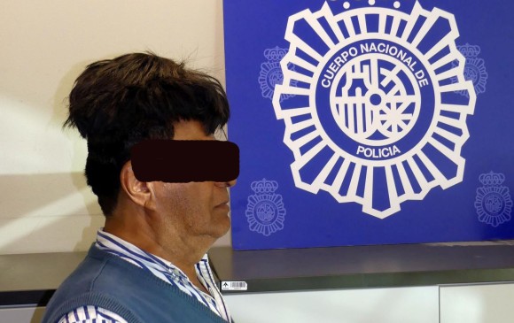 Colombiano posa con un toupee donde escondía un paquete de drogas en Barcelona, ​​España. Foto: Reuters