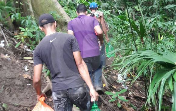 Migrantes en la travesía por la selva entre Turbo y Panamá. FOTO ALEJANDRA MUENTES