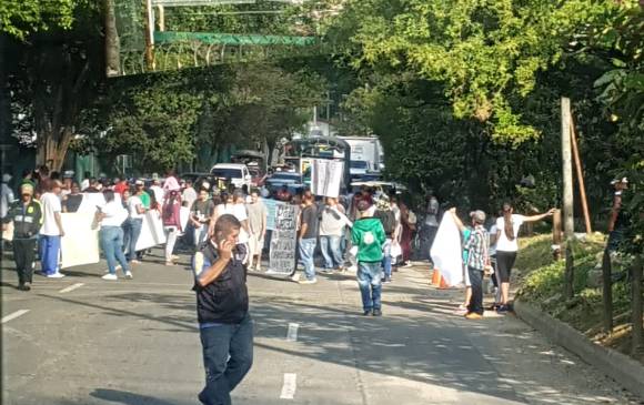 La protesta de los motocargueros llega hasta la carrera 70, por la canalización de la Iguaná. Foto: cortesía Guardianes Antioquia.
