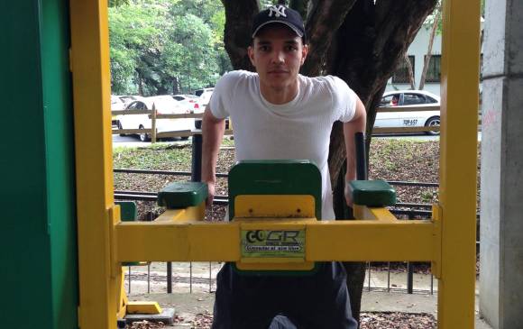 Carlos Isaza va todos los días al gimnasio público en Manila. 