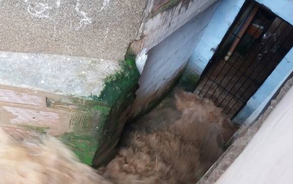 Fuerte inundación por lluvias en barrio de Barbosa