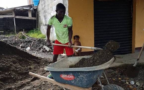 Con sus manos, Yuberjen construye la casa para su familia