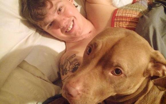 Su mascota, SoCo, no ha desamparado a Matt en su recuperación. FOTO Matt Davis Recovery Facebook